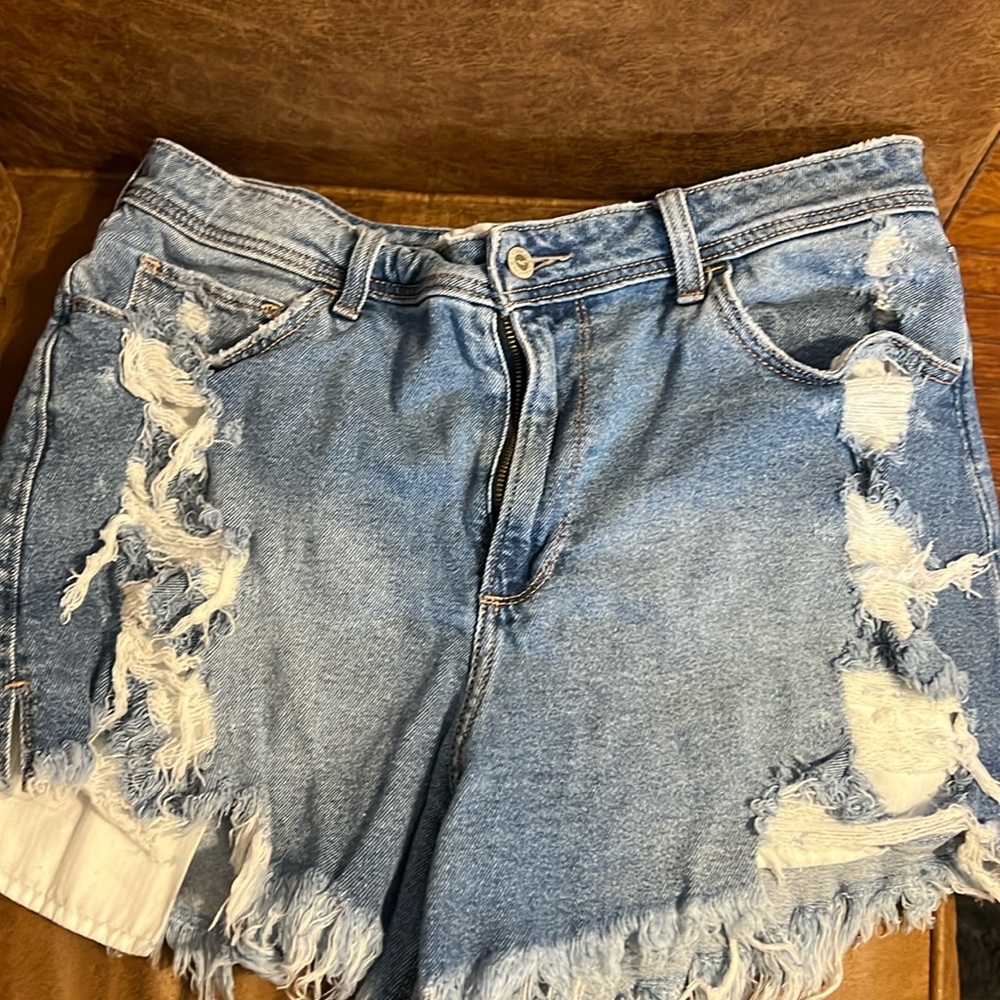 Hollister Curvy High-Rise Vintage Short 4”. Gently worn.